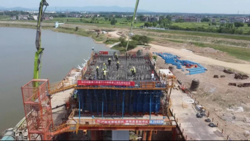 西二环高速项目全线首个陆续梁0号块浇筑实现