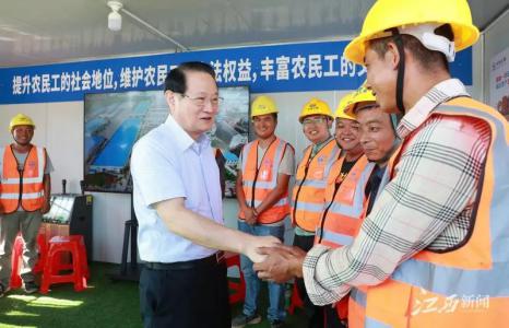 致敬坚守在高温下的“最美劳动者” 易炼红在资阳探望慰问高温一线工作人员