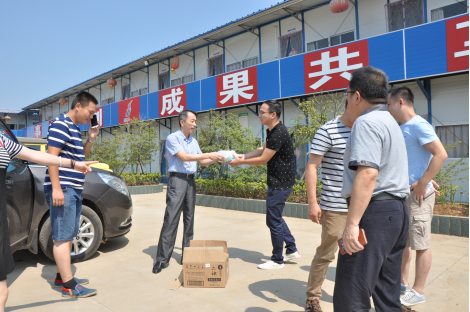 资阳城投集团发展“送清冷”走访慰问活动