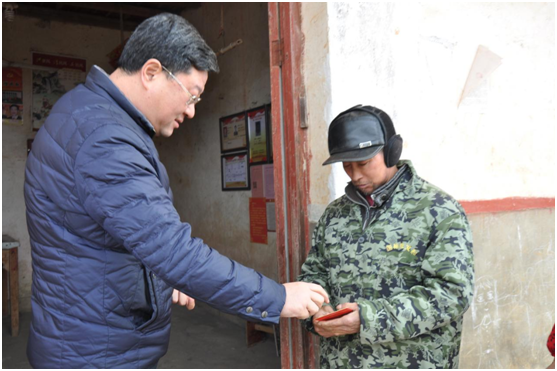 隆冬深刻扶贫点 春节慰问暖人心