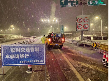 除雪破冰齐合力 保通保畅劲头足 ——资阳高速公司积极应对雨雪恶劣气象