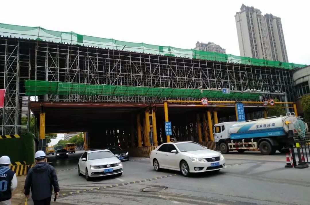 南表环高速公路（八一互通至迎宾互通段）高架桥左幅跨南莲路现浇箱梁底腹板顺利浇筑实现